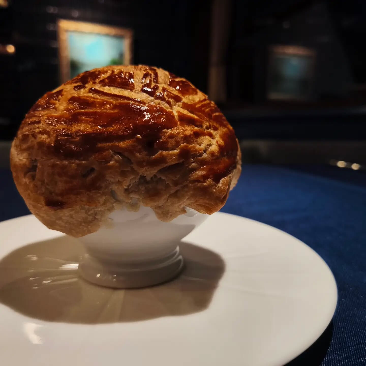 ​【フォアグラとトリュフのパイ包みスープ】⁡